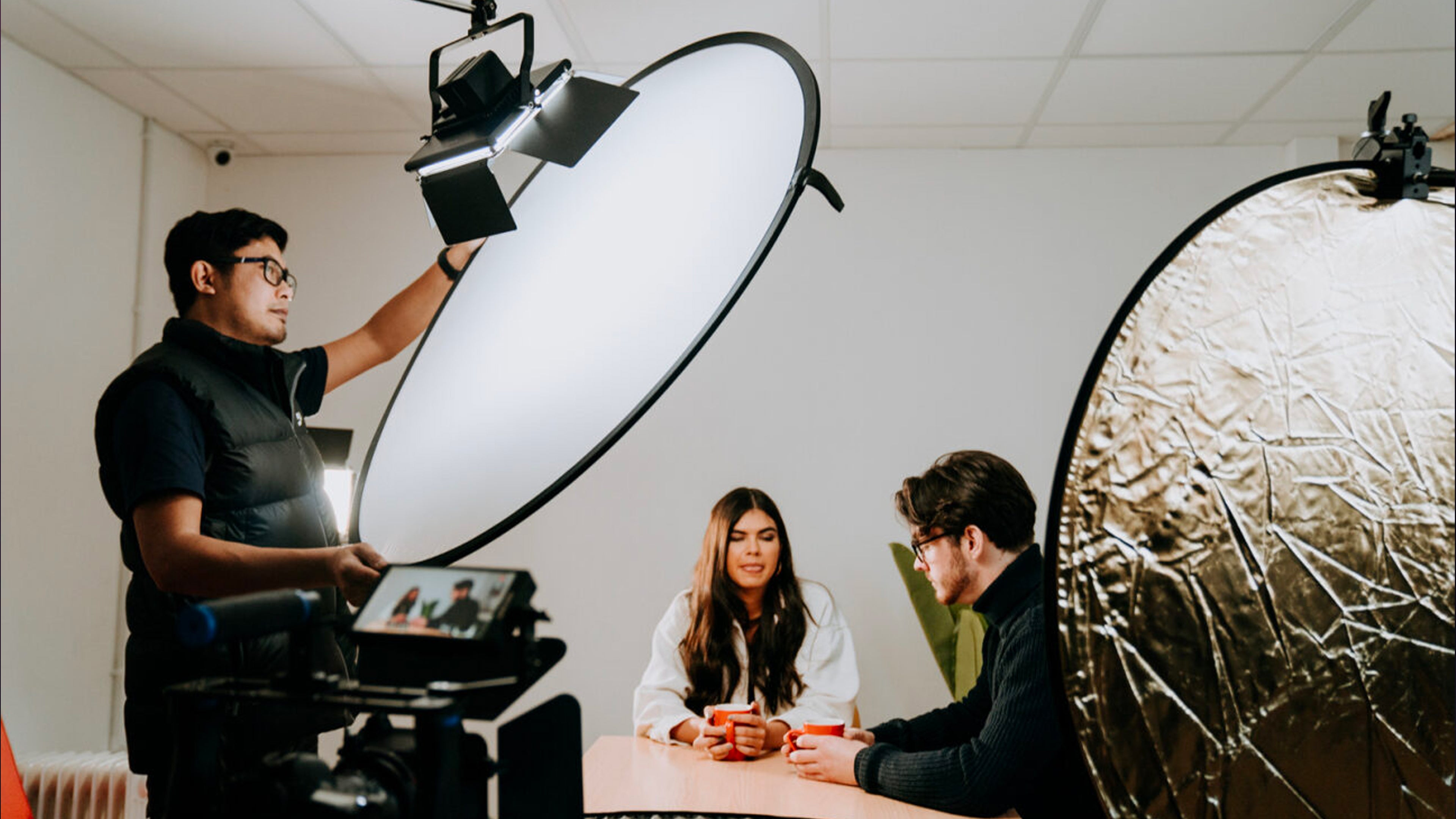 Portable Photography Magic: Unveiling the Versatility of the 5-in-1 Light Reflector